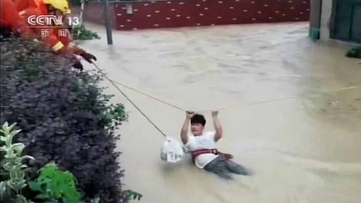 Video: Tajfun Infa zasáhl Čínu, Šanghaj se ocitla pod vodou